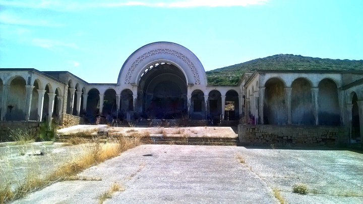  Αγιος Αντώνης.Από τη Oμάδα εξόριστων μηχανικών και οικοδόμων. Επικεφαλής ο αρχιτέκτονας Ηλία Σκρουμπέλος