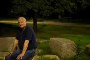 Ο συγγραφέας Θανάσης Σκρουμπέλος στα μάρμαρα της Ακαδημίας Πλάτωνος. Φώτο: Βασίλης Μαθιουδάκης